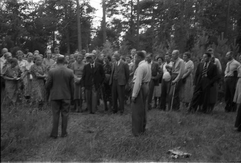 Grupp inimesi seismas (Elva metsas?)