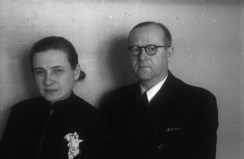 TRÜ pearaamatupidaja Elmar August Kristjan Asmus (paremal) ja naine (TRÜ töötajad, ülikooli ametnikud)