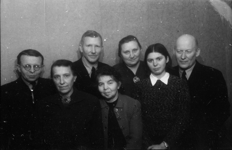 Seltskond seina taustal