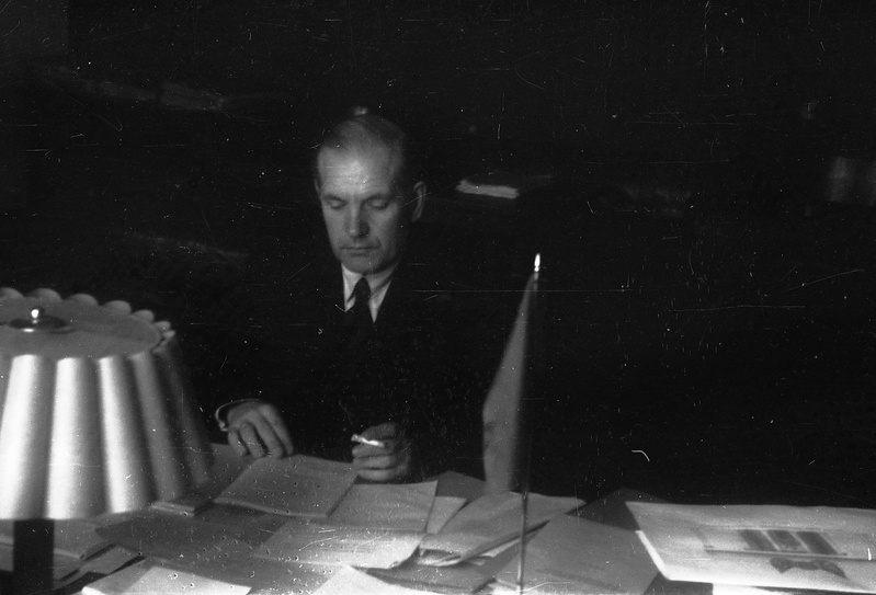 TRÜ rektor prof Alfred Koort oma kabinetis kirjutuslaua taga