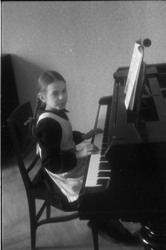 TÜ rektor prof Alfred Koorti tütar klaveri taga