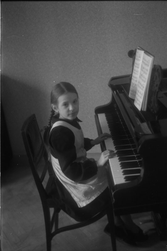 TÜ rektor prof Alfred Koorti tütar klaveri taga
