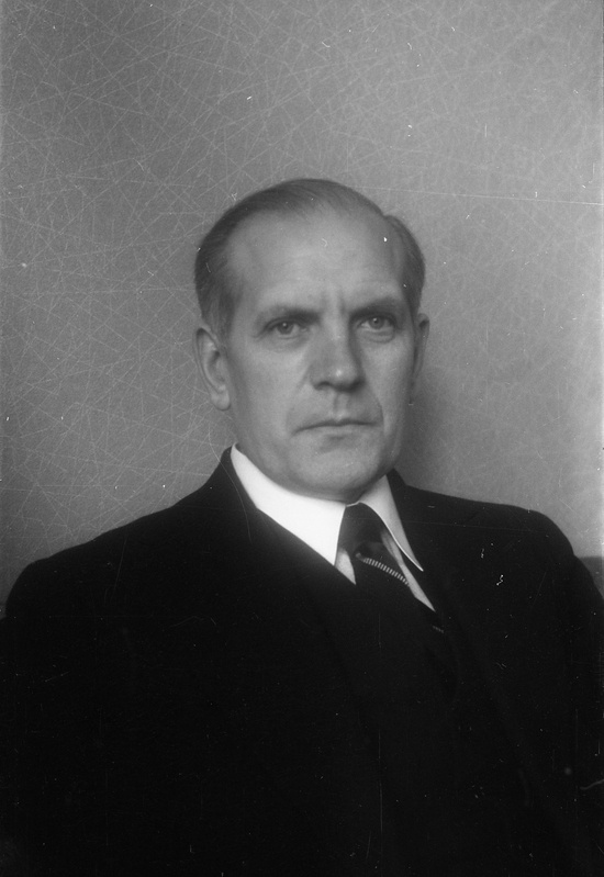 TRÜ rektor (1944–51) prof Alfred Koort oma kodus seina taustal