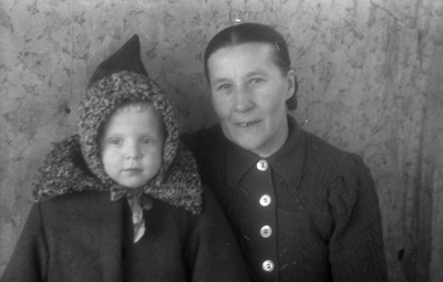 Ida Kärner ise lapsega  similar photo