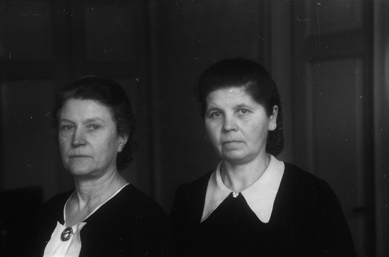 Kaks naist (prof Taavet Rootsmäe pere?)