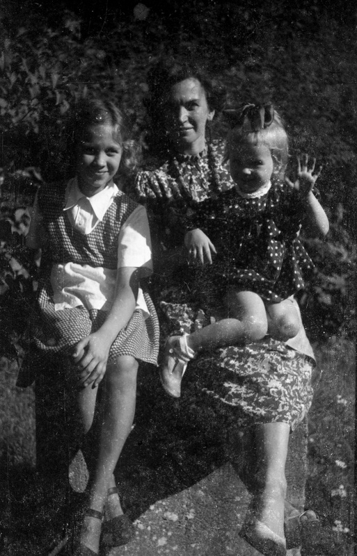 Naine kahe lapsega õues (Tähetorni direktori (1919-48), TRÜ astronoomiakateedri juhataja (1919-59) prof Taavet Rootsmäe pere)