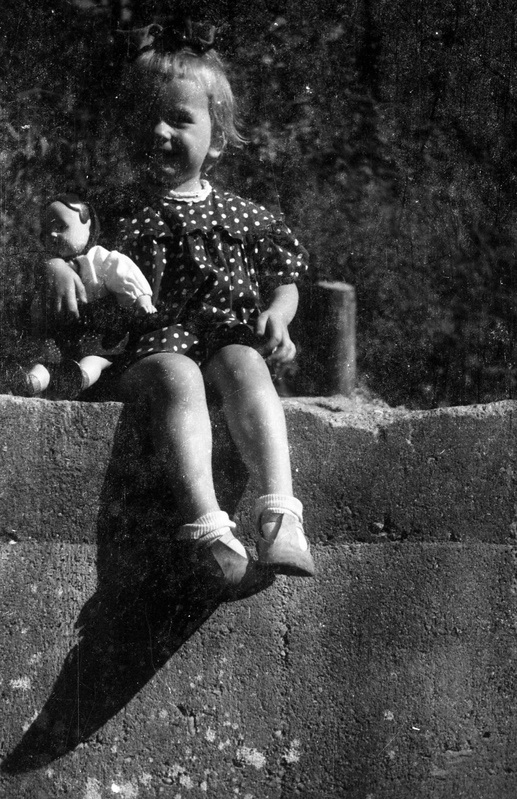 Väike tüdruk õues istumas (Tähetorni direktori (1919-48), TRÜ astronoomiakateedri juhataja (1919-59) prof Taavet Rootsmäe pere)