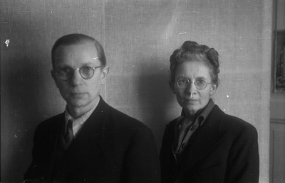 TRÜ arheoloogia kateedri  juhataja (1944-50) prof Harri Moora ja klassikalise filoloogia kateedri vanemlaborant (1941-46) Lydia Pintmann  similar photo