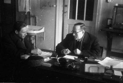 TRÜ orgaanilise keemia kateedri juhataja dotsent (1944-60) Ants Sossi (paremal) peahoone ruumis 127 eksamineerimas  similar photo
