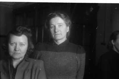 Anorgaanilise keemia kateedri laborant (1944-70) Gertrud Rümmel (vasakul) ja analüütilise keemia kateedri laborant (1948-55) Liina Jõepera  similar photo
