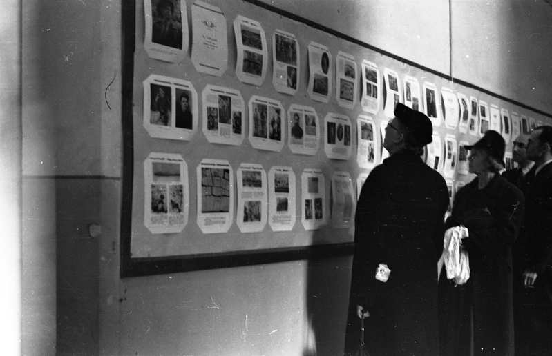 Inimesed fotolehte vahtimas