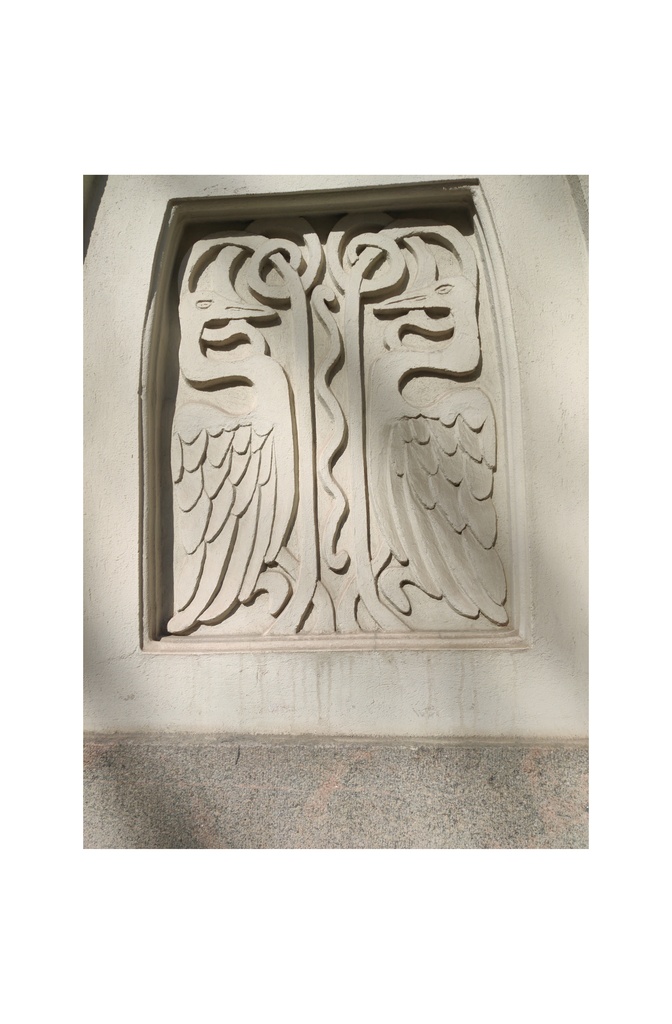 Liisankatu 11. Kaksi jugend-aiheista lintua Liisankatu 11:n talon julkisivun portin pielessä. rephoto