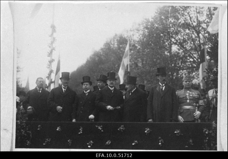 Soome president Relander, Eesti riigivanem Jaakson, haridusminister professor Rahamägi, riigikogu esimees Tõnisson, kindral Tõrvand jt. Vabaduse platsil sõjaväeparaadi vastu võtmas.