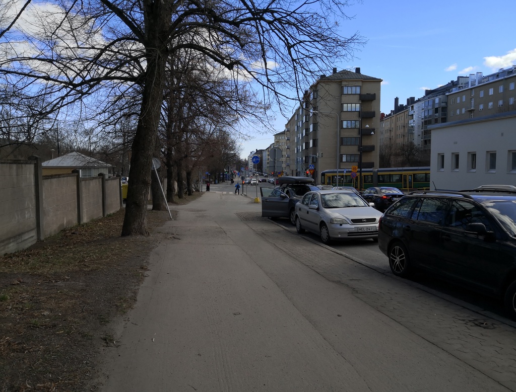 Urheilukadun ja Reijolankadun risteys. Taustalla Olympiastadion. rephoto