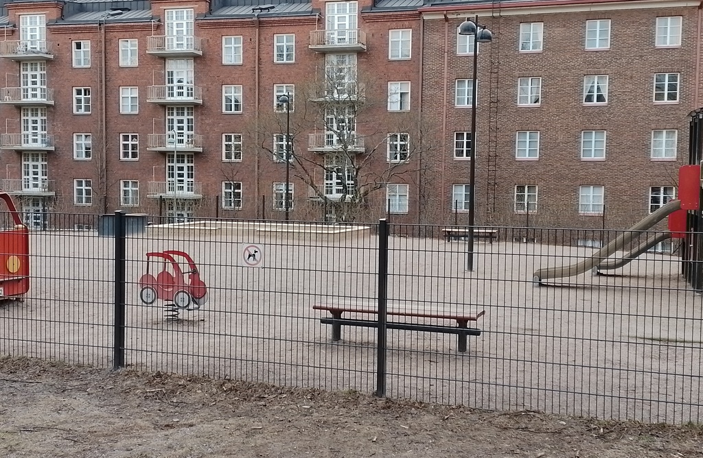 Franzéninkatu, lapsia ja aikuisia Franzénin puistikossa talvella rephoto