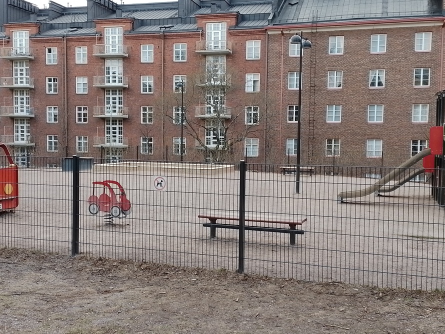 Franzéninkatu, lapsia ja aikuisia Franzénin puistikossa talvella. Taustalla Adolfinkatu 13 (=Helsinginkatu 14). rephoto