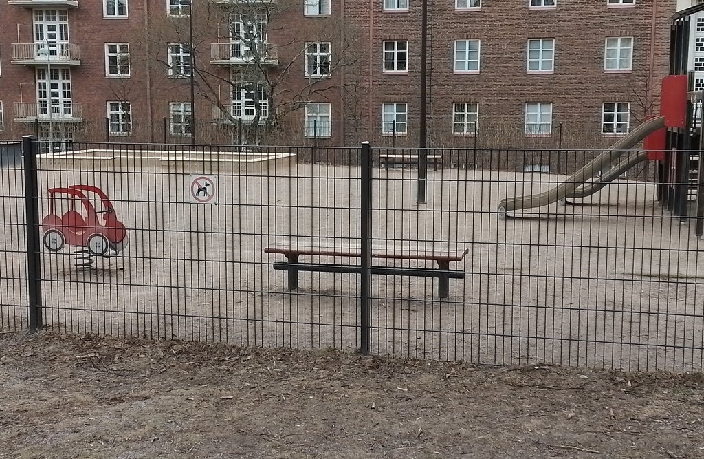 Kaksi naista Franzéninkadulla matkalla saunaan rephoto