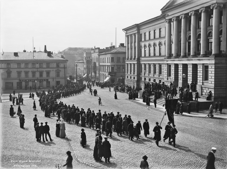 Työläisten vappukulkue Senaatintorilla.