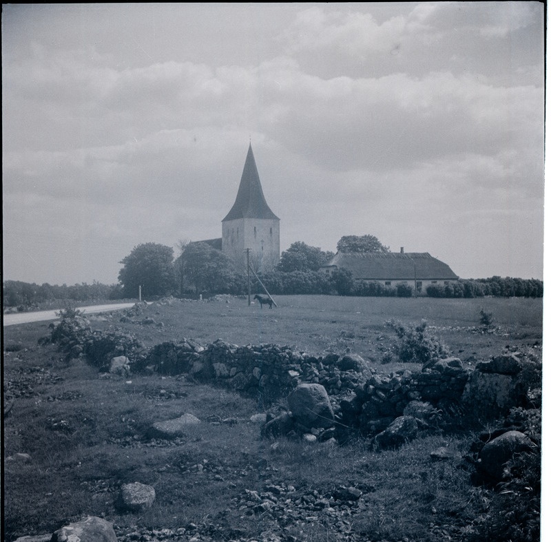 Pöide kirik ja pastoraat