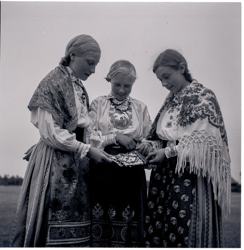 Kolm Muhu neidu imetlemas pruuditanu: Armilda Äkke, Alma Kodu, Linda Aljas