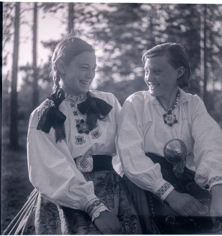 Rahvariides Muhu neiud Linda Aljas ja Alma Kodu