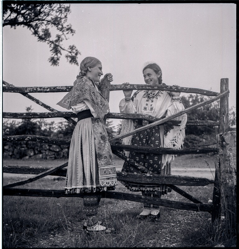 Kaks rahvariides Muhu neiut väraval: Armilda Äkke ja Linda Aljas