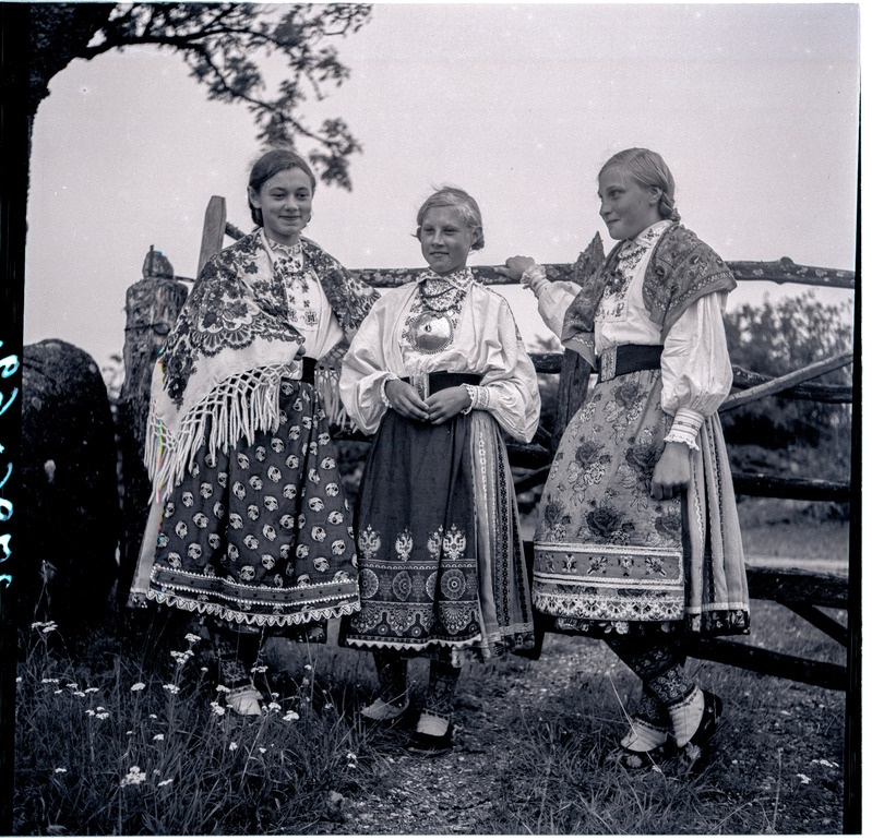 Rahvariides Muhu neiud väraval: Alma Kodu, Linda Aljas ja Armilda Äkke