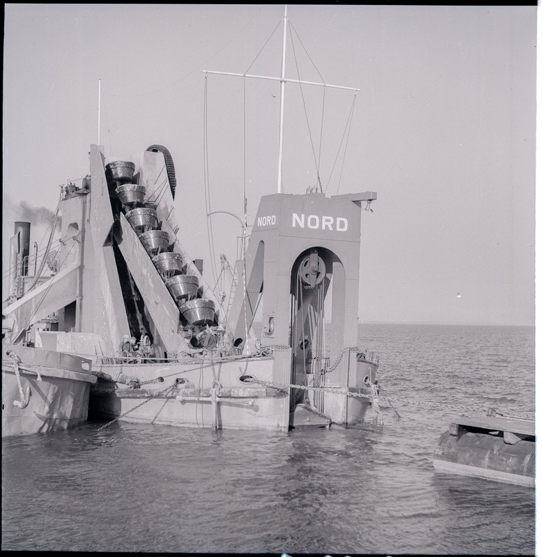 Süvendaja Nord Kuivastu sadamakail töötamas.