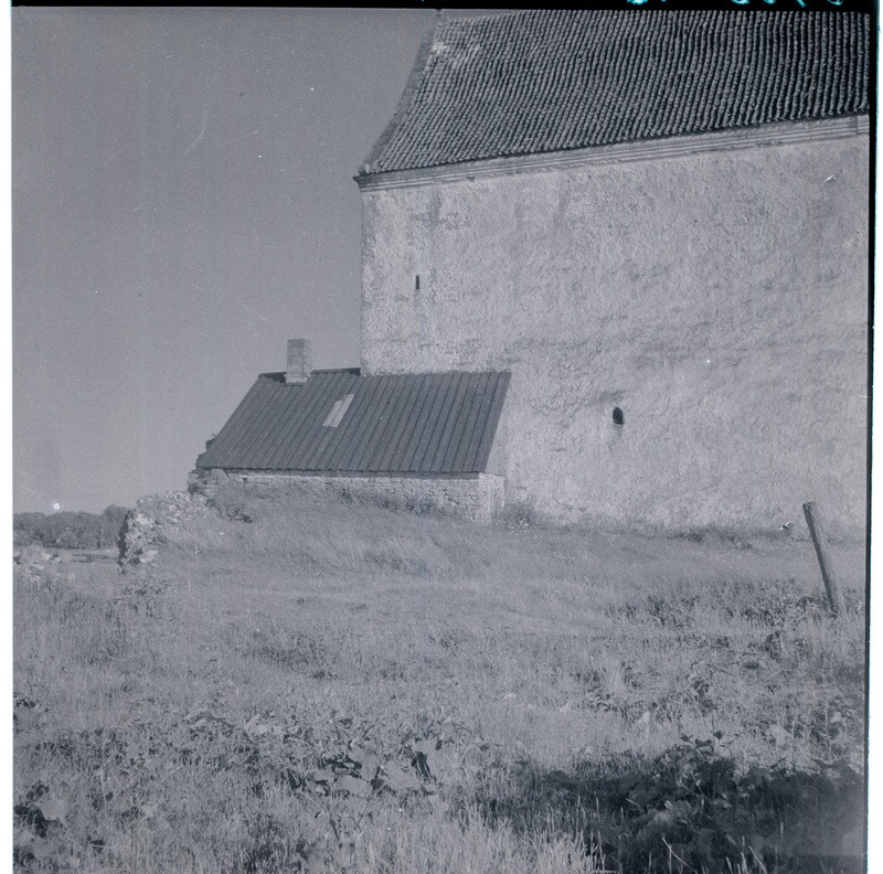 Pöide kiriku kirdenurk.