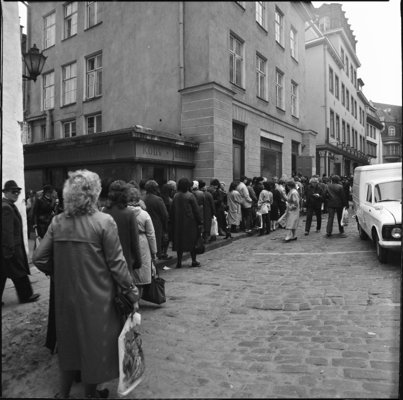 Sukkpükste järjekord vabriku "Punane Koit" esinduskaupluse ees Pikal tänaval.