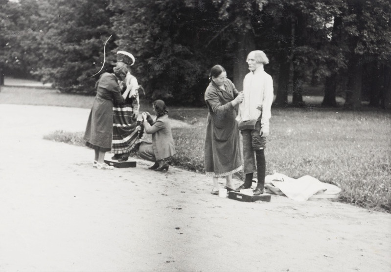 Rahvarõivaste tuulutamine Raadil lossiesisel platsil. Vasakult: H. Sild, H. Üprus, R. Marja.
