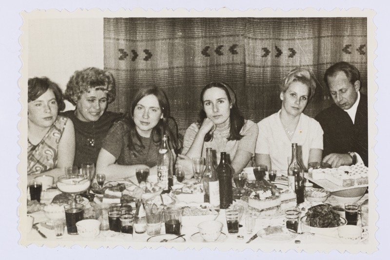 Lia Harju-Veijoneni juubelisünnipäev, seltskond peolauas