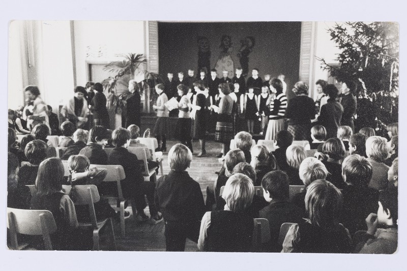 Õpetaja Helma Kaevali juubelisünnipäev ja pensionilesaatmine Jõgeva keskkoolis algklasside majas