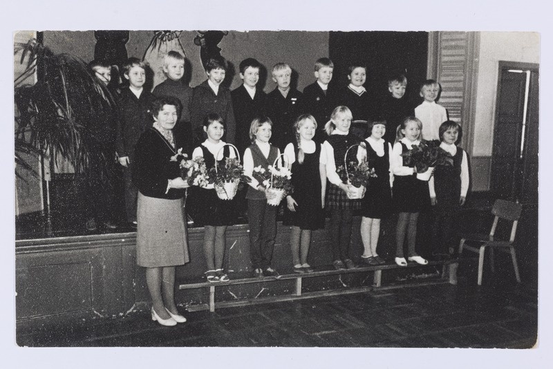 Õpetaja Helma Kaevali juubelisünnipäev ja pensionile saatmine Jõgeva Keskkooli algklasside majas. Helma Kaeval oma klassiga