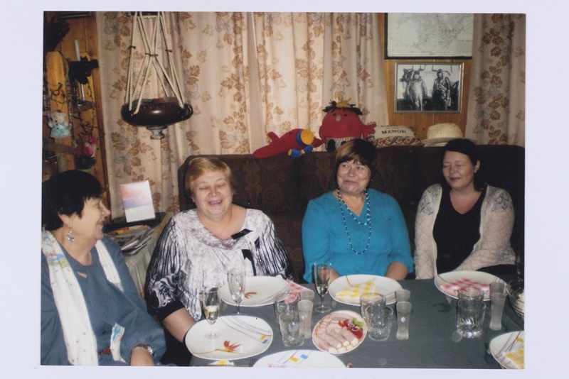 Naeratav Kassinurme naisselts Helma Kaevali juubelil Kaareperes