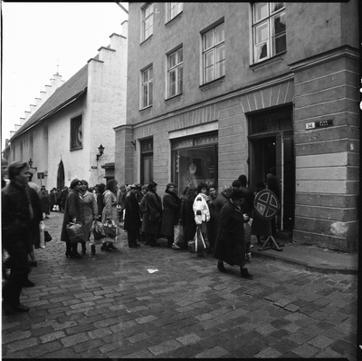Sukkpükste järjekord vabriku "Punane Koit" esinduskaupluse ees Pikal tänaval.  similar photo