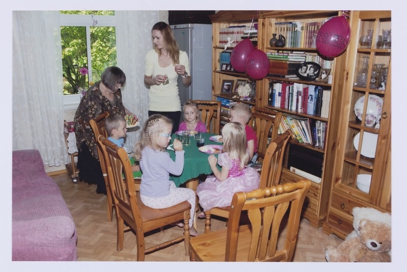 Lapsed sünnipäevalauas