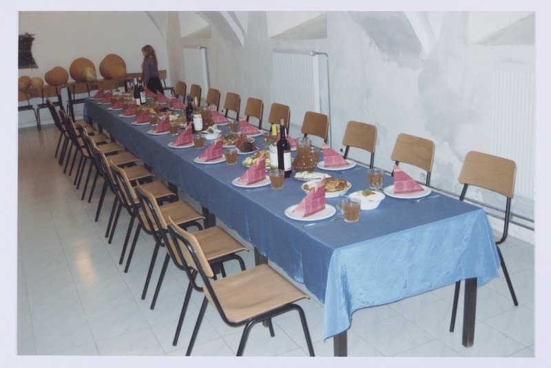 Kaetud sünnipäevalaud Tihemetsa koolisööklas (endine Voltveti mõis) piduliste ootel