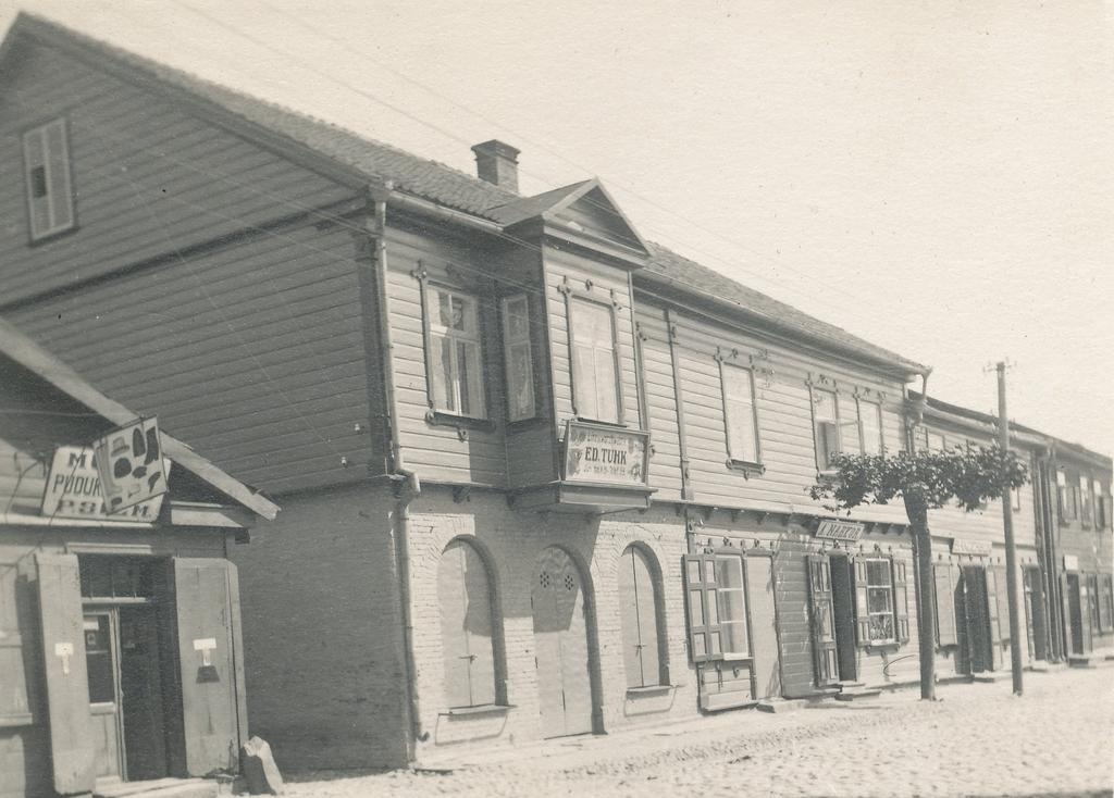 Fotopostkaart. Võru. Vaade Jüri tänavale Tartu ja Vabaduse tänavate vahemikus 1920-tel aastatel. Eduard Tuhki liha-ja vorstipood.
