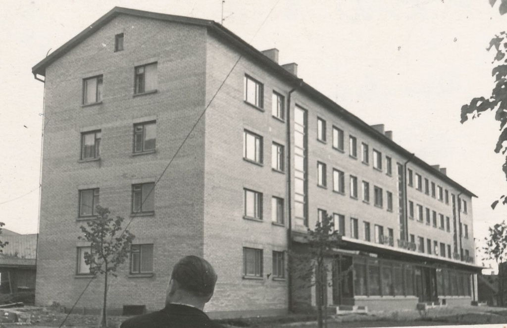 Foto. Kauplus-elamu Võrus, Tartu t.31  1962.a.