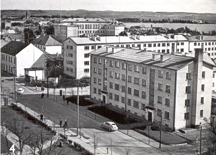 Fotopostkaart. Võru, uus linnaosa. Hooned Tartu, Gorki tänavate vahel ja kaugemal.
