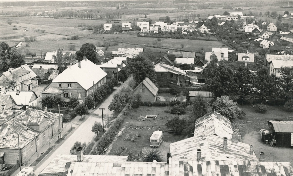 Foto. Vaade Võru linna Koidula ja Tartu tänavate ümbruses asuvale osale. Taga Võrumõis.
