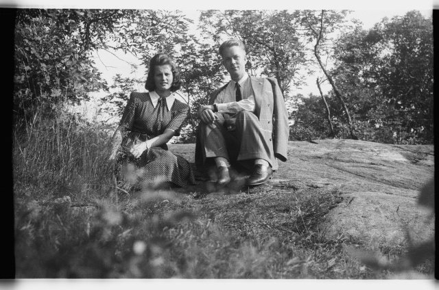 Hans Teetlaus ja Lilian Luts Rootsis Djurgårdsbrunnsvikeni lahe ääres