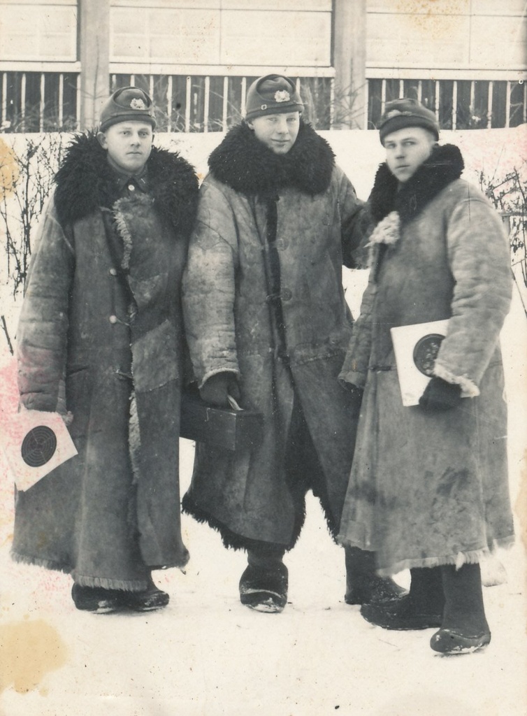 Foto. Eesti Vabariigi kaitseväe ajateenija Leonhard Roos kaaslastega võistluslaskmisel lasketiirus 1938.a. veebruaris. L.Roos vasakult esimene.