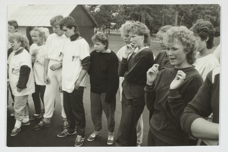 suvepäevalised spordivõistlust vaatamas