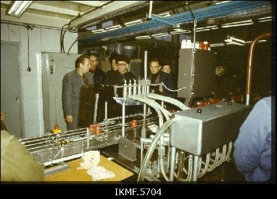 Kirovi Näidiskalurikolhoosi šampoonitsehhi tootmisliin 1987-90. aastatel  similar photo
