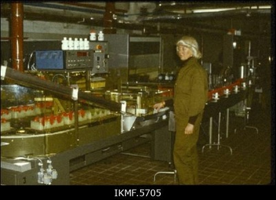 Kirovi Näidiskalurikolhoosi šampoonitsehhi tootmisliin 1987-90. aastatel  similar photo