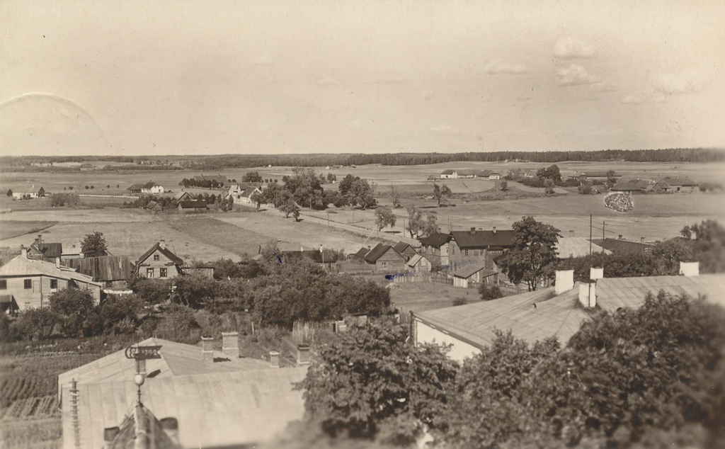Fotopostkaart. Vaade Võru linnale Võru Katariina kiriku tornist kirde suunas vana Võru-Tartu postimaantee algus 1920.aastatel.