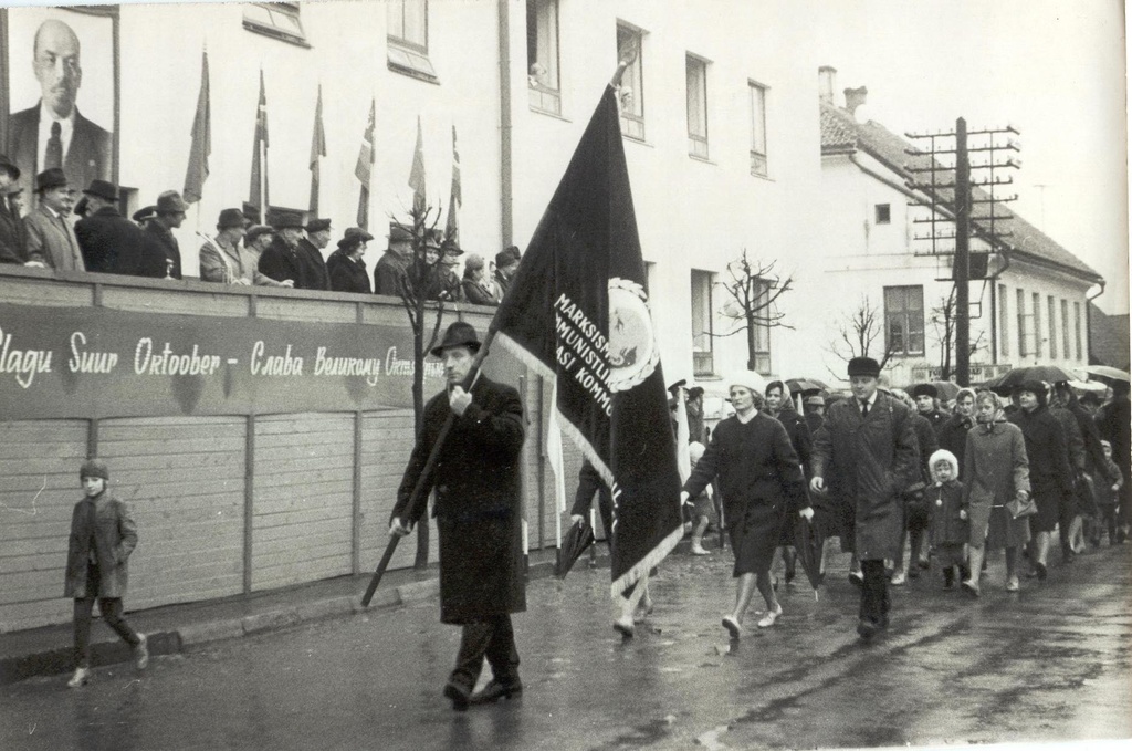 Foto. Tartu Lihakombinaadi Võru Tootmistsehhi kolonn ülelinnalisel SSOR 50. aaastapäeva demonstratsioonil.