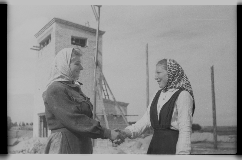 Kaks naist kätt surumas